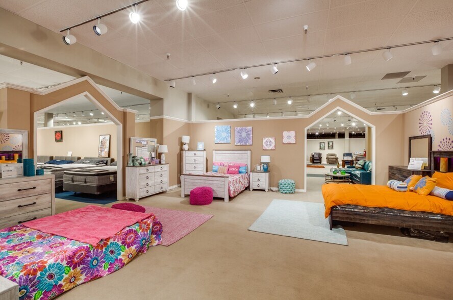 More Photos Of 3910 W Camp Wisdom Rd, Dallas Storefront For Sale