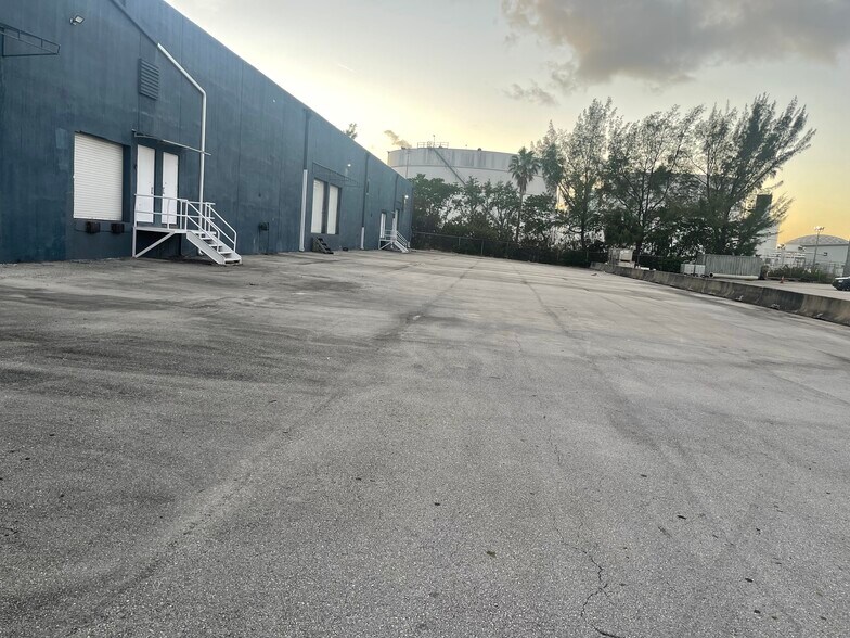 More Photos Of 3277 SE 14th Ave, Fort Lauderdale Warehouse For Lease