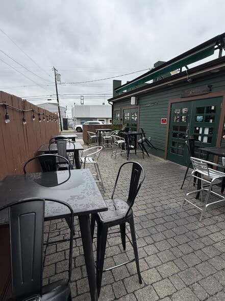 More Photos Of 23 Bay Ave, Highlands Bar For Sale