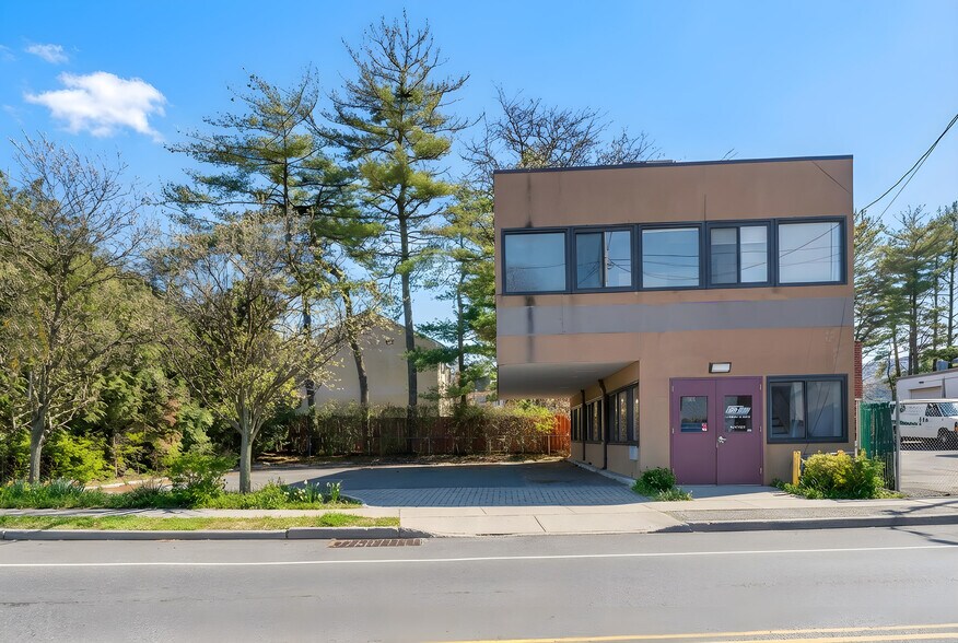 More Photos Of 104 Harbor Rd, Port Washington Office For Sale