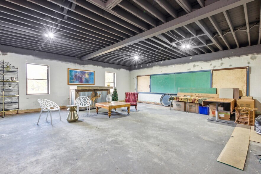 More Photos Of 2045 Bradley Rd, Webberville Showroom For Sale