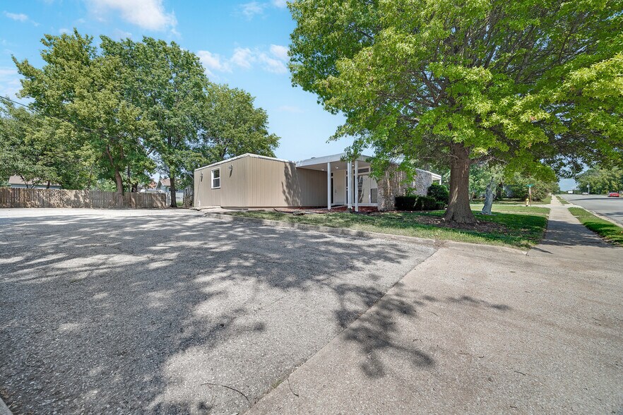 More Photos Of 405 Cedar St, Pleasant Hill Medical For Sale