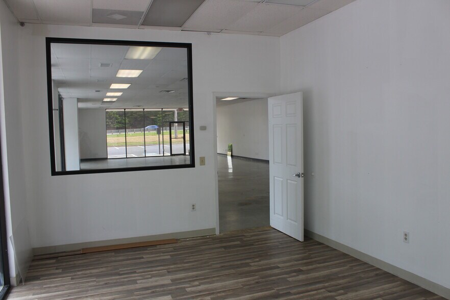 More Photos Of 6889 Peachtree Industrial Blvd, Peachtree Corners Showroom For Lease