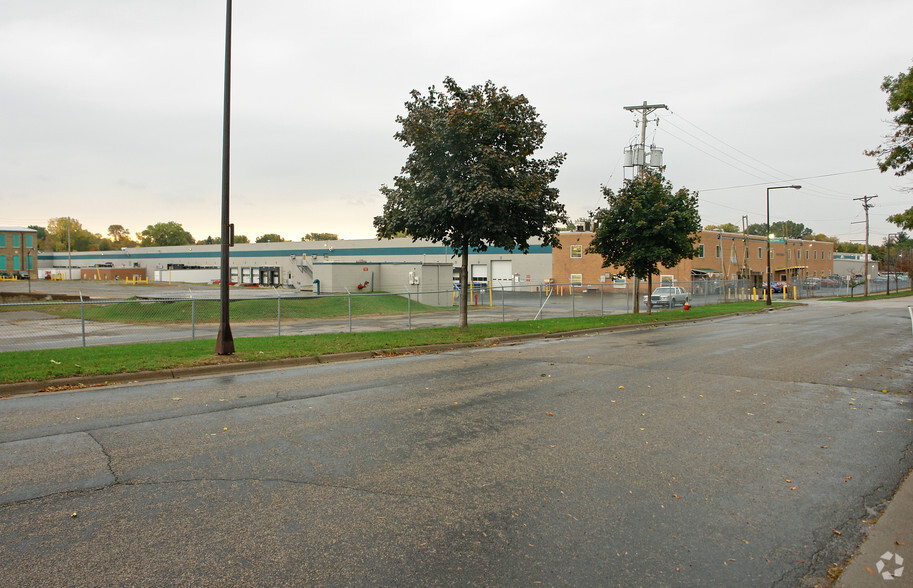 Primary Photo Of 1024 Hazel St N, Saint Paul Warehouse For Lease