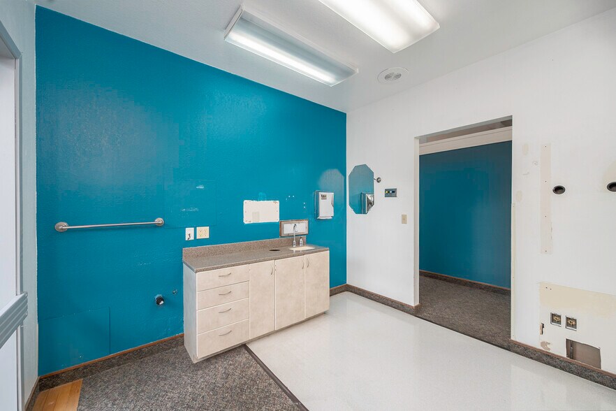 More Photos Of 1336 E Hunter Pl, Moses Lake Office For Sale