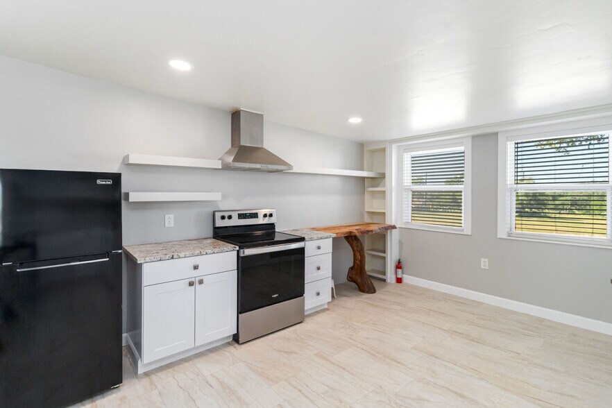 More Photos Of 30951 Blanco Rd, Bulverde Flex For Sale