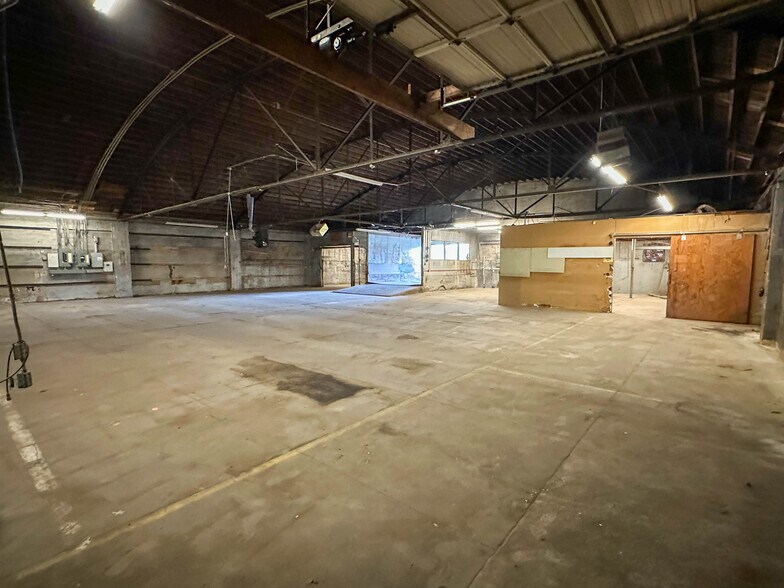 More Photos Of 423 N 7th St, Perry Freestanding For Sale