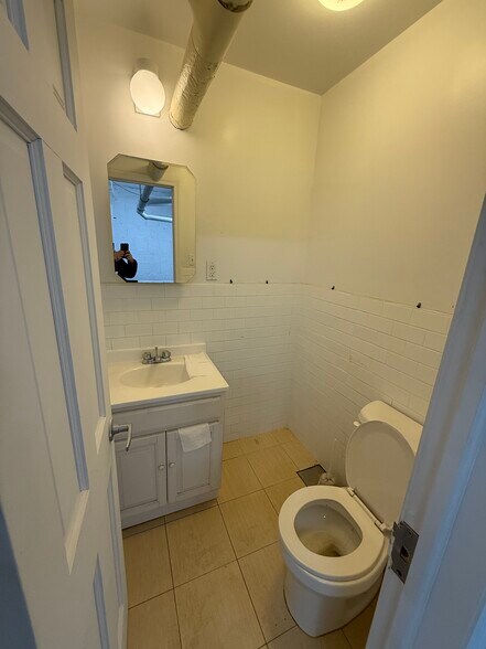 More Photos Of 150 W 21st St, New York Apartments For Lease