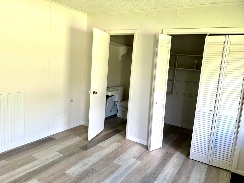 More Photos Of 907 S Main St, LaFayette Light Distribution For Sale