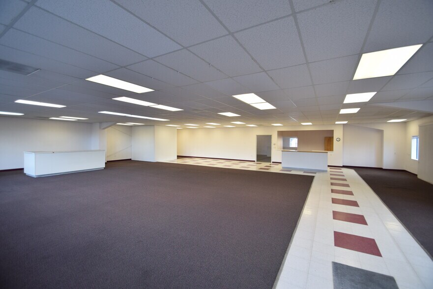 More Photos Of 635 SE Business Way, Bend Showroom For Lease