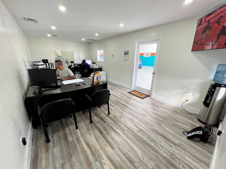 More Photos Of 5819 Rodman St, Hollywood Warehouse For Lease