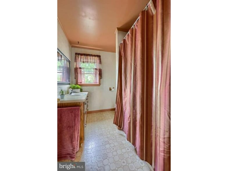 More Photos Of 240 Railroad Ave, Bird In Hand Flex For Sale