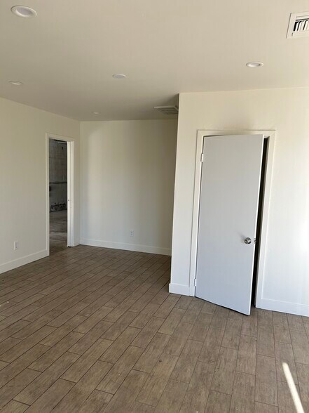 More Photos Of 15111 Keswick St, Van Nuys Warehouse For Sale