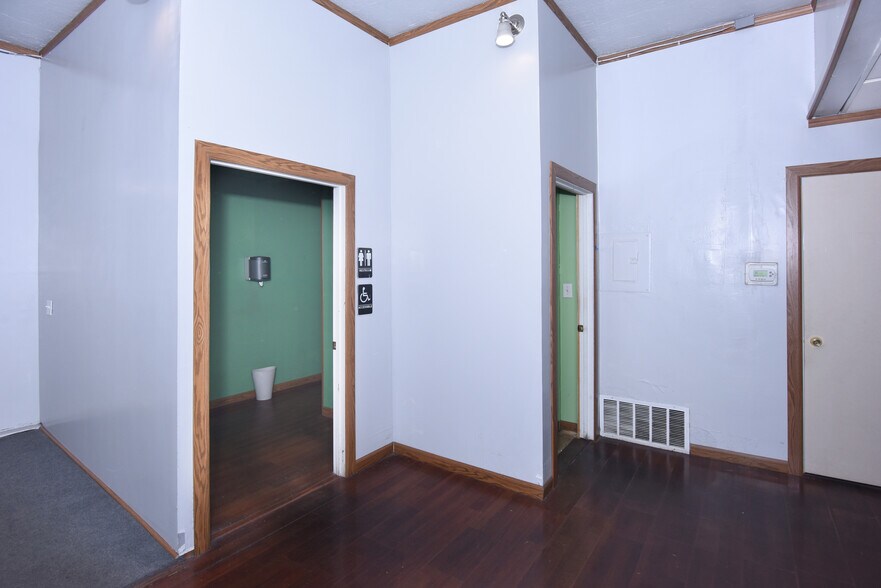 More Photos Of 7120-7122 Topanga Canyon Blvd, Canoga Park Office For Sale
