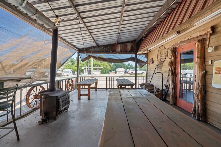 More Photos Of 313 W Cameron Ave, Rockdale Freestanding For Sale