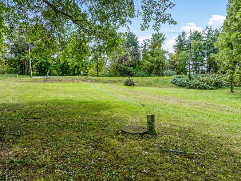 More Photos Of 81 Monticello Rd, Weaverville Showroom For Sale