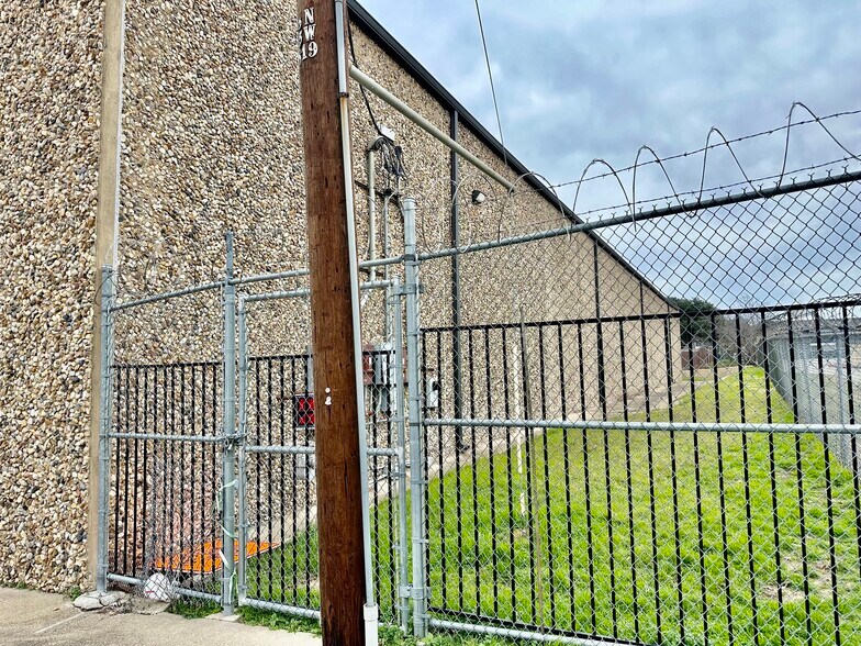 More Photos Of 11330-11334 Gemini Ln, Dallas Warehouse For Sale