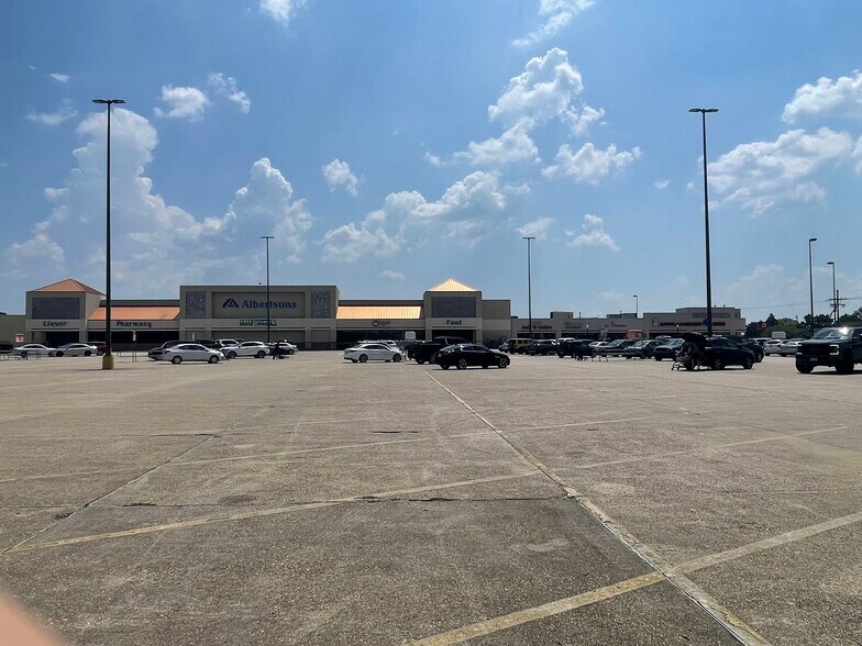 More Photos Of 15222-15245 George Oneal Rd, Baton Rouge Storefront For Sale