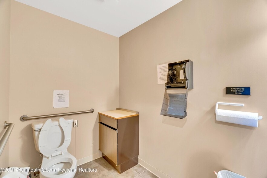 More Photos Of 2101 Lake Rd, Manchester Medical For Sale