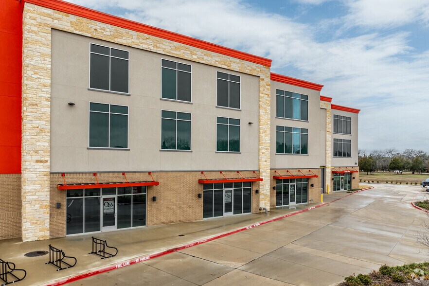 More Photos Of 350 E Buckingham Rd, Richardson Self Storage For Lease