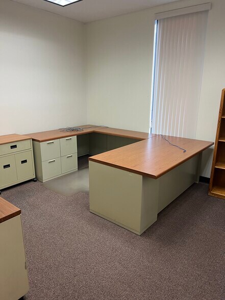 More Photos Of 1125 W Park One Dr, Sugar Land Warehouse For Sale