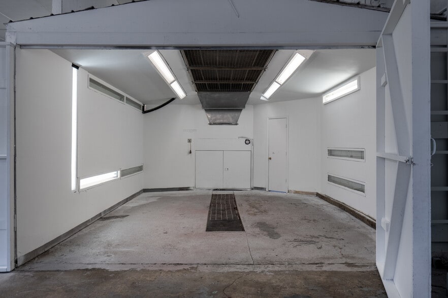 More Photos Of 127 Thompson St, Pittsboro Auto Repair For Lease