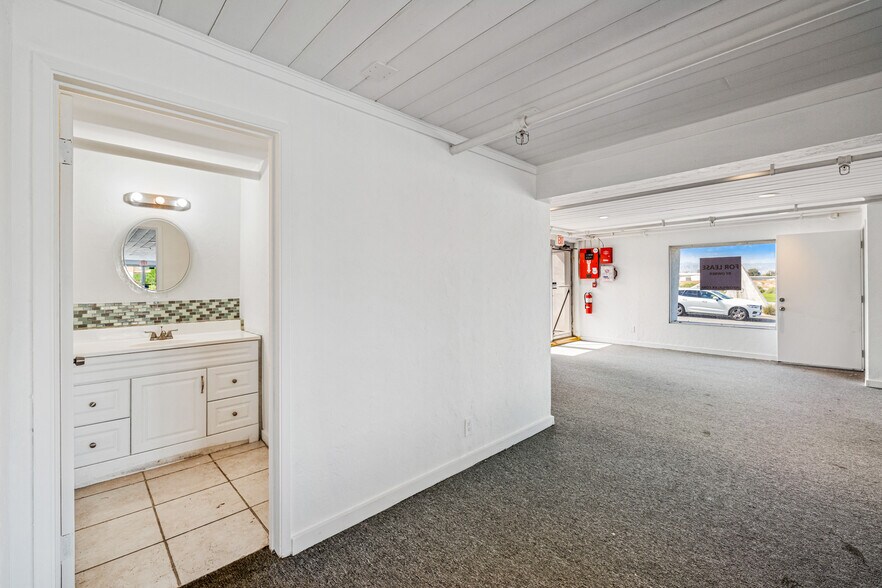More Photos Of 4775-4779 E Ramon Rd, Palm Springs Warehouse For Sale