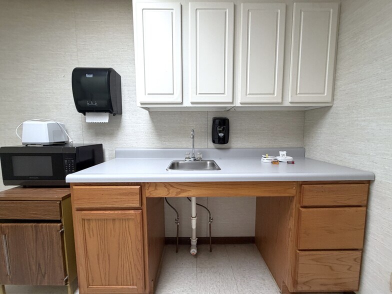 More Photos Of 305 N Mason St, Carrollton Office For Sale