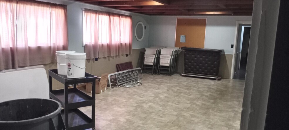 More Photos Of 415 W Heron St, Aberdeen Bowling Alley For Sale