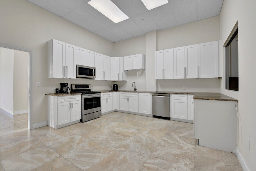 More Photos Of 901 Central Florida Pky, Orlando Warehouse For Lease