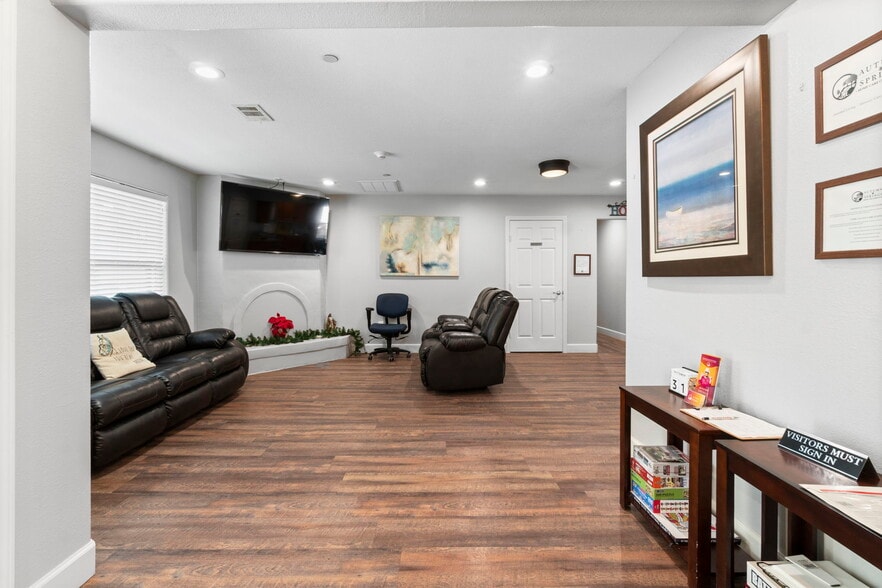 More Photos Of 1930 River Falls Dr, Kingwood Assisted Living For Sale