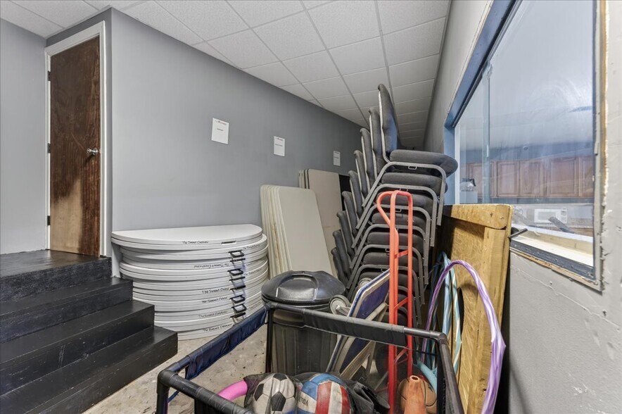 More Photos Of 100 Duggan Ave, Crestview Specialty For Sale