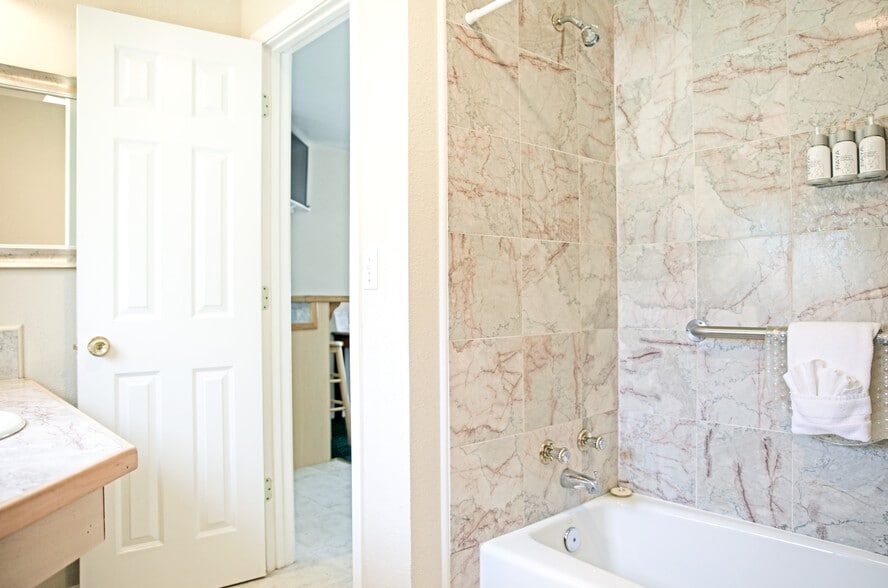 More Photos Of 816 W Main St, Grass Valley Hotel For Sale