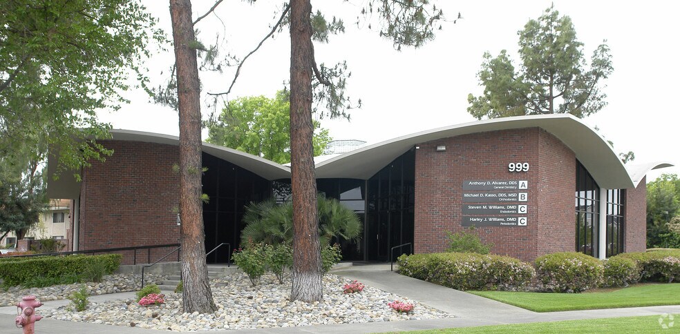 Primary Photo Of 995-999 E Stanley St, Livermore Medical For Sale