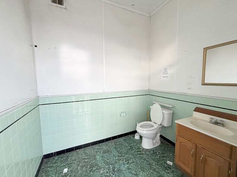 More Photos Of 507 S 12th St, Murray Flex For Sale