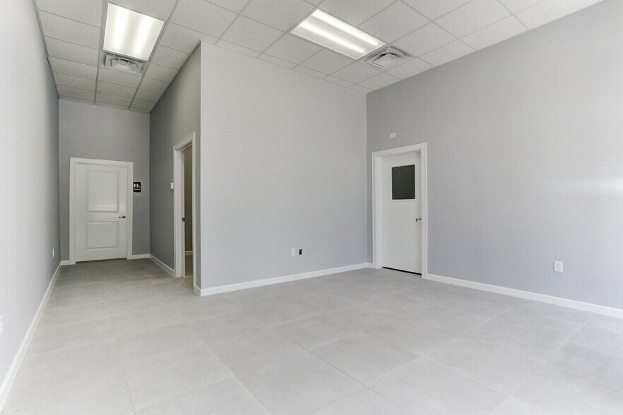 More Photos Of 8990 Parkwest Dr, Houston Showroom For Lease