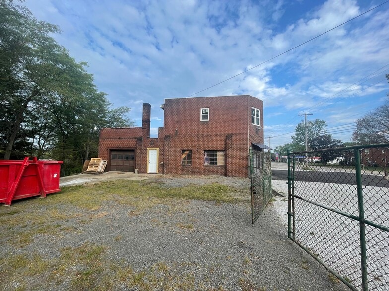 More Photos Of 2627 Waynesburg Dr SE, Canton Storefront Retail Residential For Sale