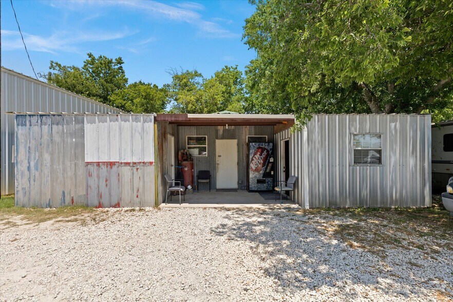 More Photos Of 725 Holmes Dr, Granbury Auto Repair For Sale