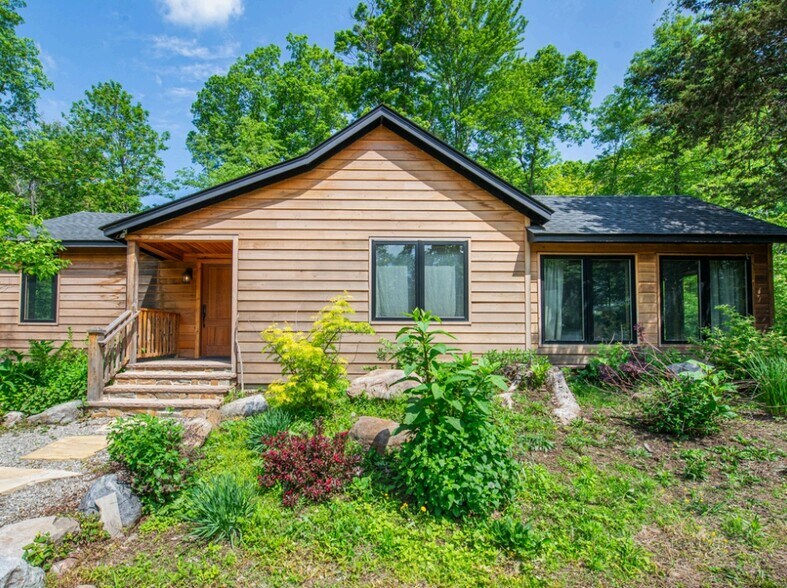 More Photos Of 62 Mount Pleasant Rd, Columbia Specialty For Sale