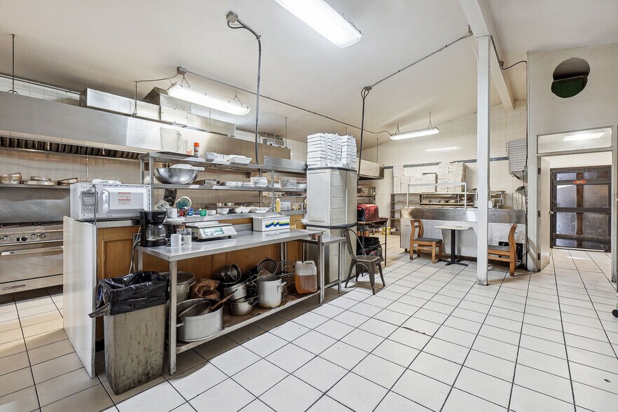 More Photos Of 536 Rue Principale, Laval Freestanding For Sale