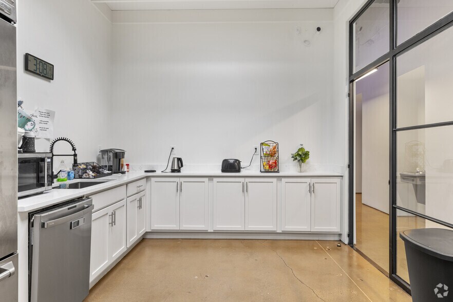 More Photos Of 324 Commons Dr, Birmingham Coworking Space