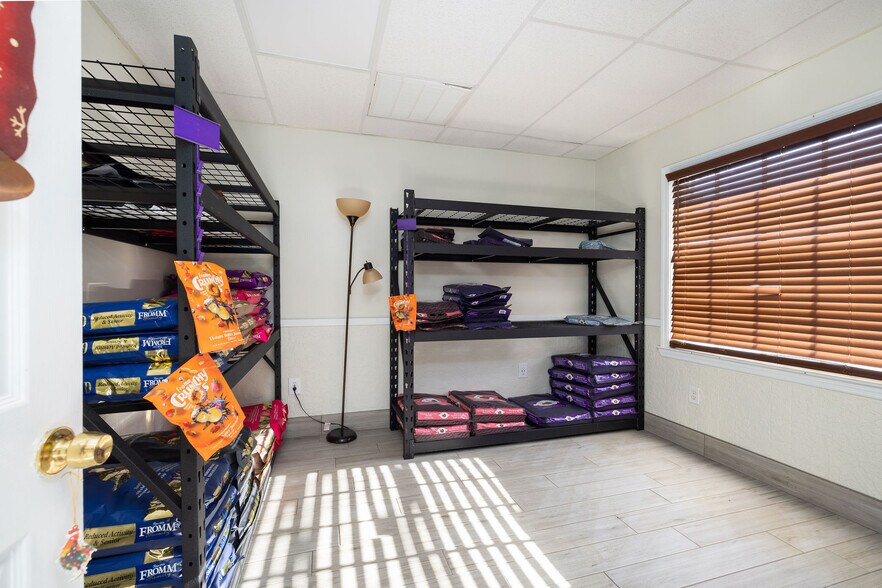 More Photos Of 5617 Dorchester Rd, North Charleston Veterinarian Kennel For Lease