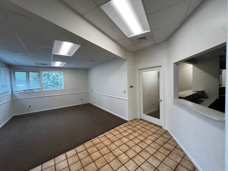 More Photos Of 1000 Ohio Pike, Cincinnati Office For Lease