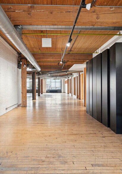More Photos Of 183 Bathurst St, Toronto Office For Lease