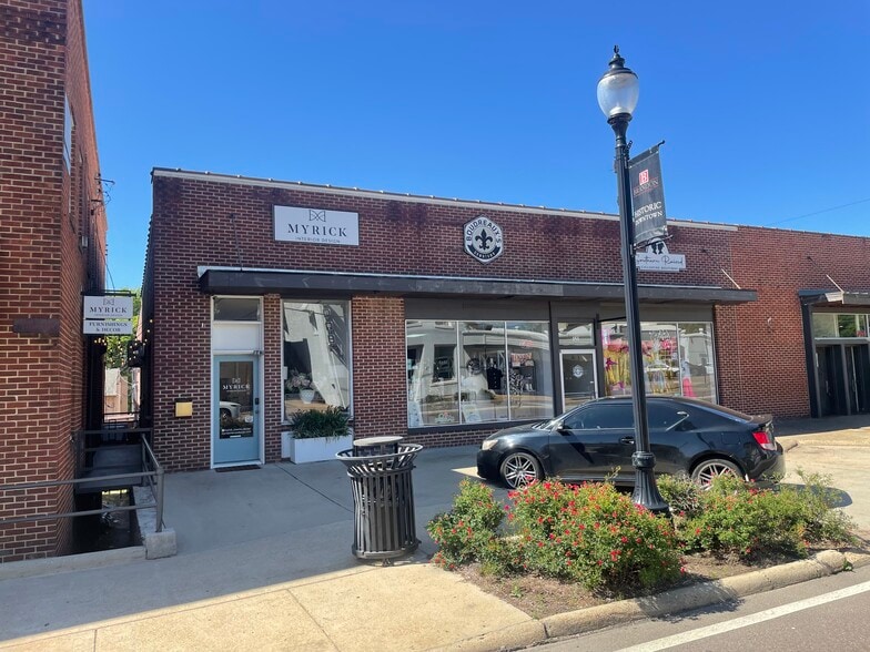 More Photos Of 141 W Government St, Brandon Storefront For Lease