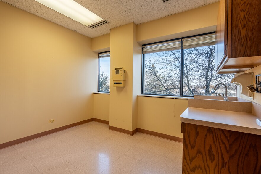 More Photos Of 1111 Superior St, Melrose Park Medical For Lease