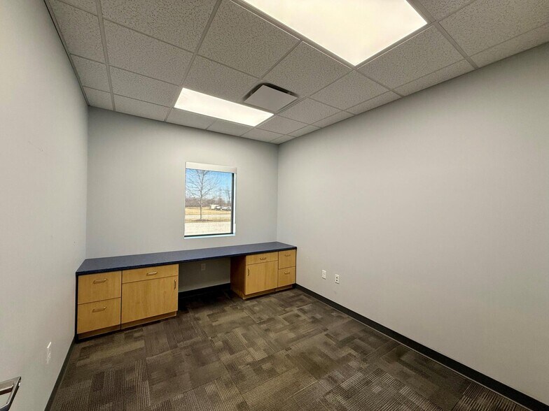 More Photos Of 950 Transport Dr, Valparaiso Flex For Lease
