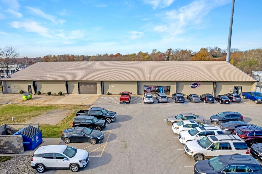 More Photos Of 6970 N Broadway St, Kansas City Showroom For Lease