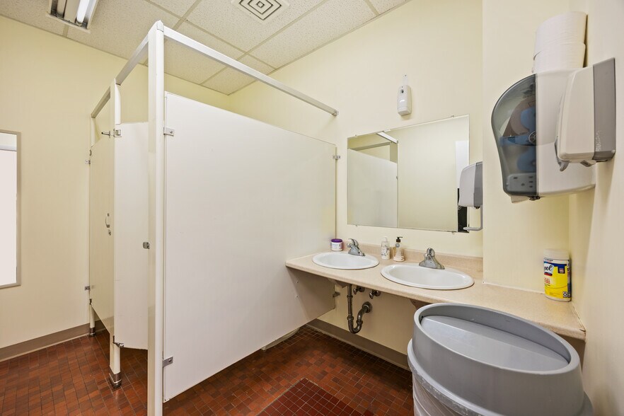More Photos Of 19 Lunar Dr, Woodbridge Medical For Lease