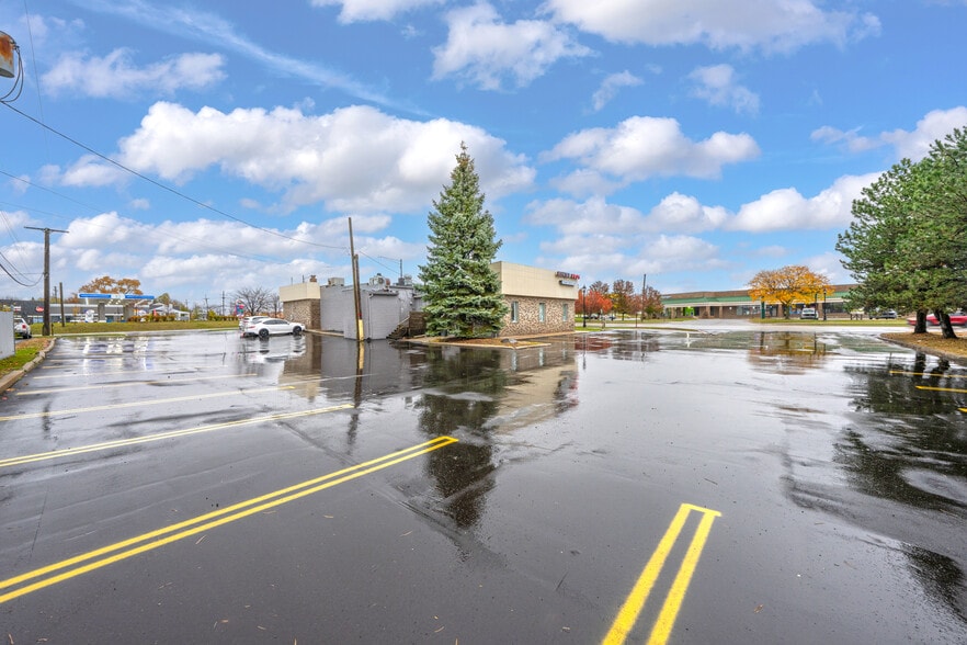 More Photos Of 1989 N Opdyke Rd, Auburn Hills Freestanding For Sale